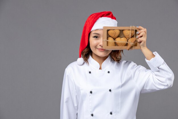 Cocinero joven expresivo posando para las vacaciones de invierno