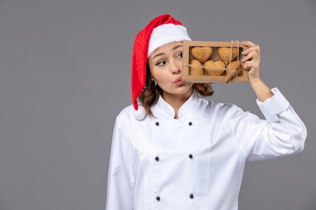 Cocinero joven expresivo posando para las vacaciones de invierno