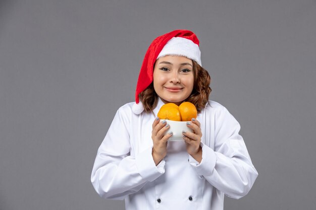 Cocinero joven expresivo posando para las vacaciones de invierno