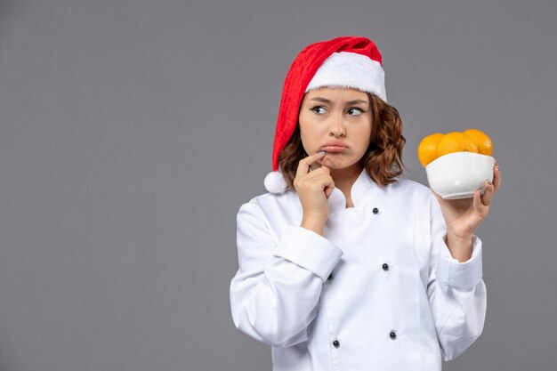 Cocinero joven expresivo posando para las vacaciones de invierno