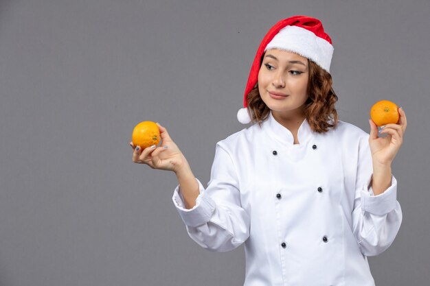 Cocinero joven expresivo posando para las vacaciones de invierno