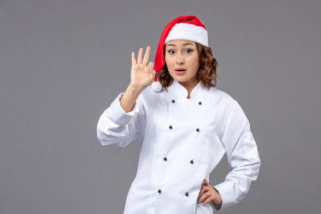 Cocinero joven expresivo posando para las vacaciones de invierno