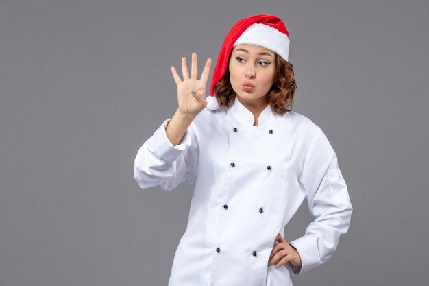 Cocinero joven expresivo posando para las vacaciones de invierno