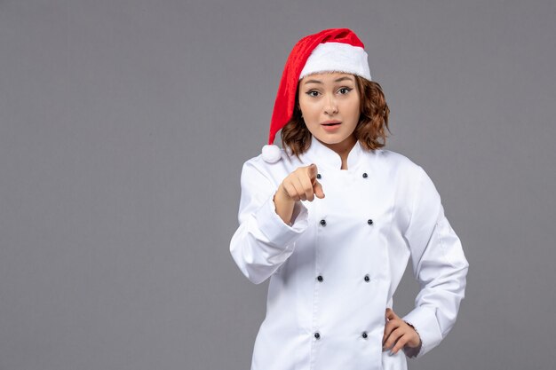 Cocinero joven expresivo posando para las vacaciones de invierno