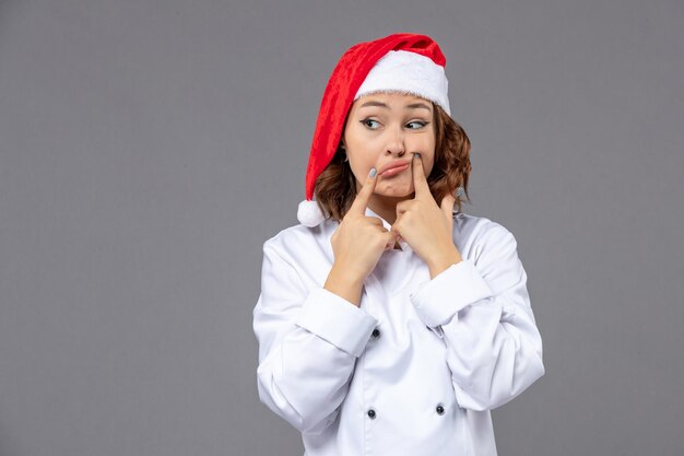 Cocinero joven expresivo posando para las vacaciones de invierno