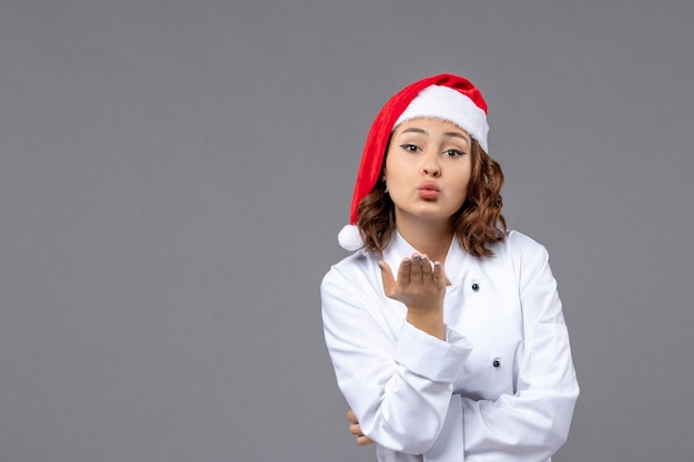 Cocinero joven expresivo posando para las vacaciones de invierno