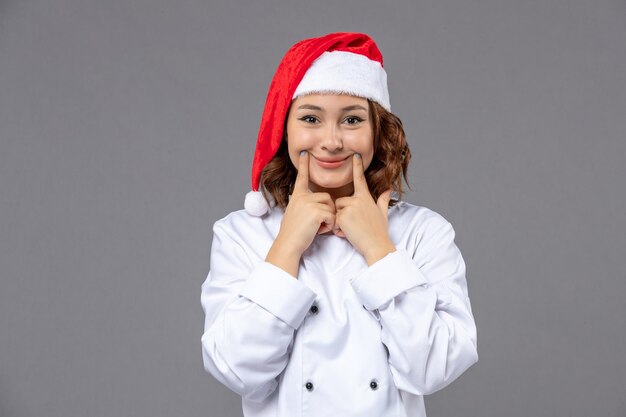 Cocinero joven expresivo posando para las vacaciones de invierno