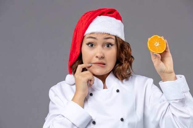 Cocinero joven expresivo posando para las vacaciones de invierno