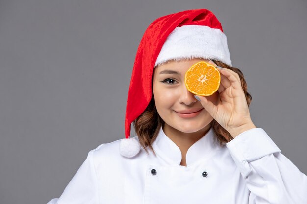 Cocinero joven expresivo posando para las vacaciones de invierno