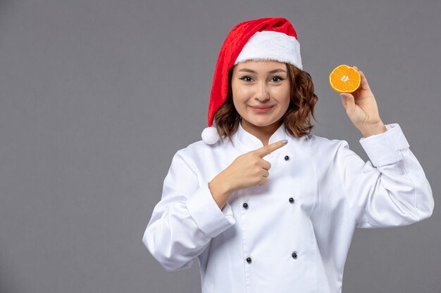 Cocinero joven expresivo posando para las vacaciones de invierno