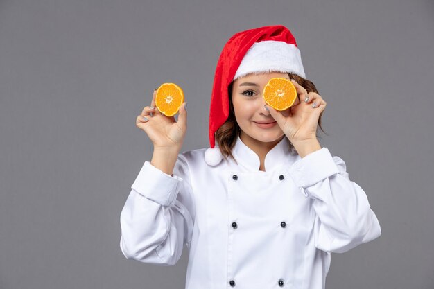 Cocinero joven expresivo posando para las vacaciones de invierno