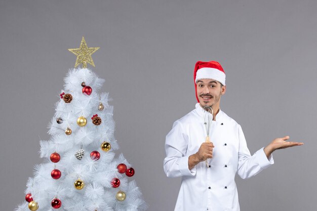 Cocinero joven expresivo posando para las vacaciones de invierno