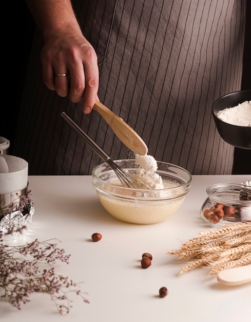 Cocinero macho mezclando ingredientes en un tazón