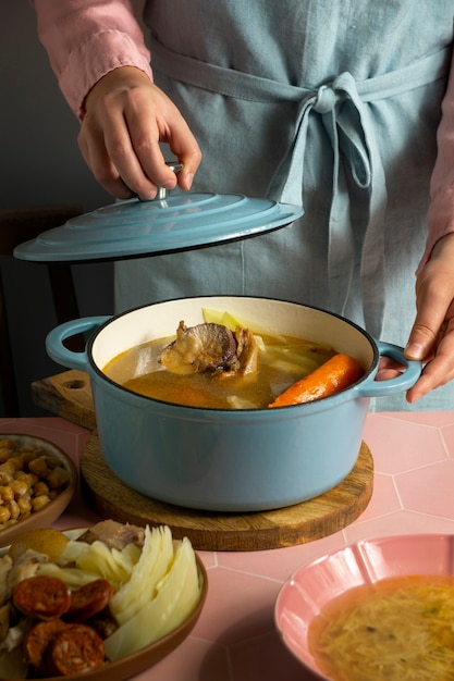 Foto gratuita cocinero de vista frontal con comida deliciosa