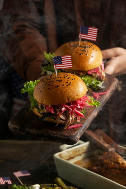 Foto gratuita cocinero de vista frontal con deliciosas hamburguesas