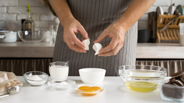 Cocinero de vista frontal con ingredientes.