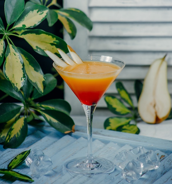 Cocktai de pera en copa de martini con rodajas de pera