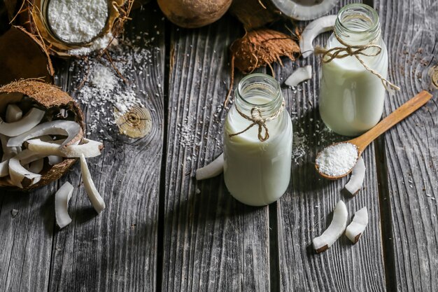 Cocos frescos y leche de coco en botellas