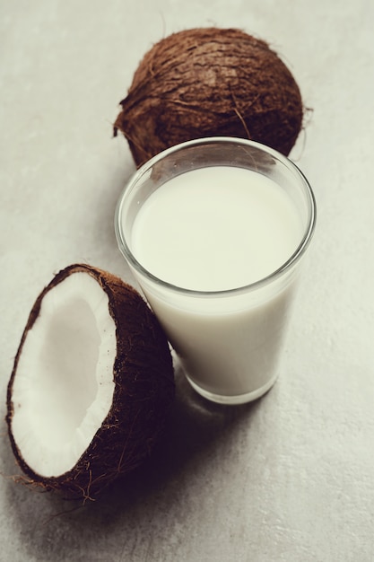 Cocos frescos y leche de coco