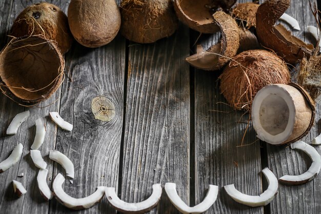 Foto gratuita cocos frescos rotos en la pared de madera