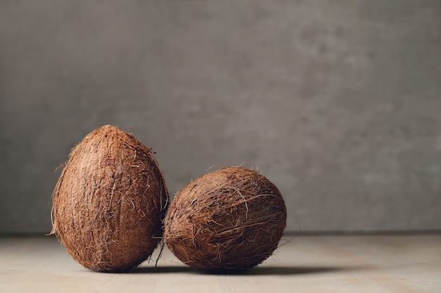 Cocos sobre mesa de madera