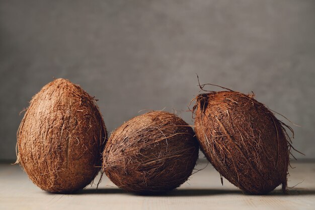 Cocos sobre mesa de madera