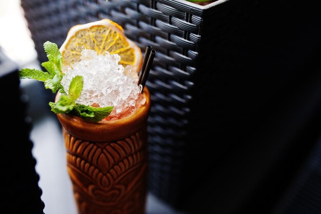 Cóctel alcohólico con menta en vidrio de barro originalmente vudú en la mesa del bar