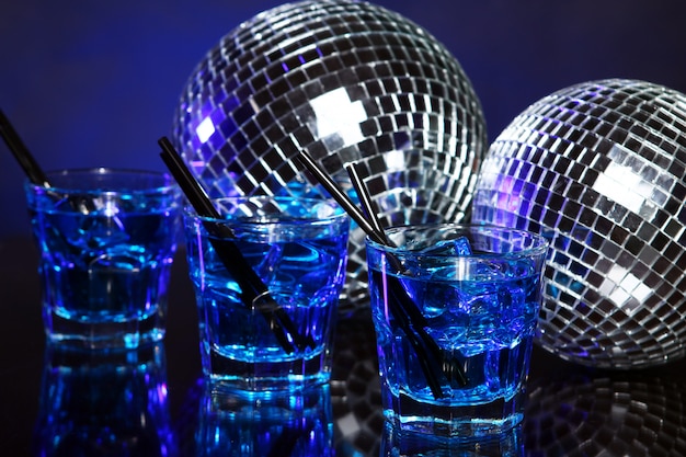 Foto gratuita cóctel azul frío con bola de discoteca