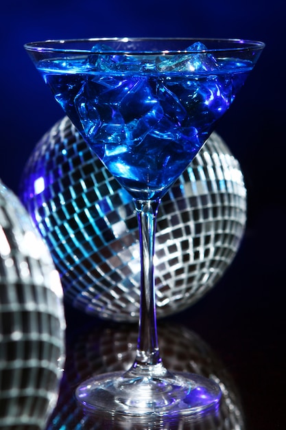 Cóctel azul frío con bola de discoteca