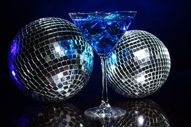 Foto gratuita cóctel azul frío con bola de discoteca