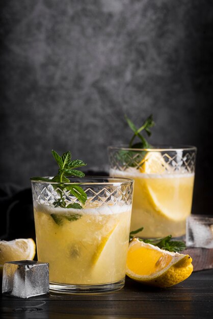 Cóctel de bebidas alcohólicas con limón y menta