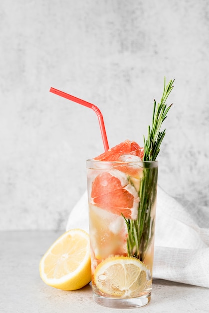 Cóctel de bebidas alcohólicas con rodajas de manzana