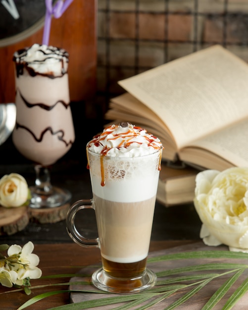 Cóctel de café con leche y crema batida en un vaso.