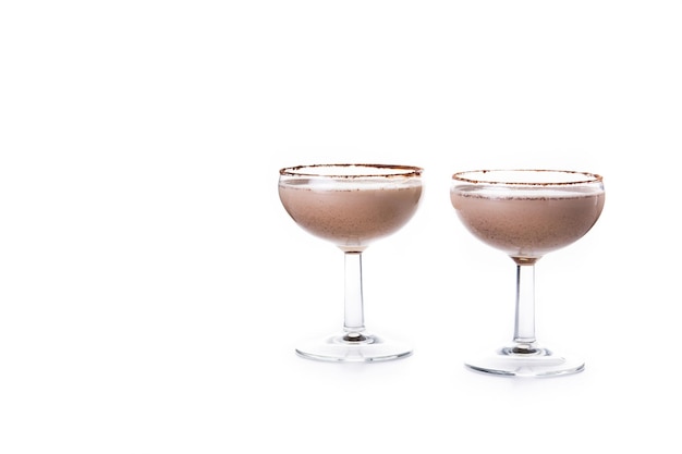 Cóctel clásico brandy Alexander aislado sobre fondo blanco.