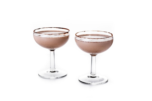 Cóctel clásico brandy Alexander aislado sobre fondo blanco.