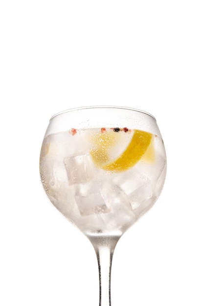 Cóctel clásico de gin tonic en un vaso aislado de fondo blanco