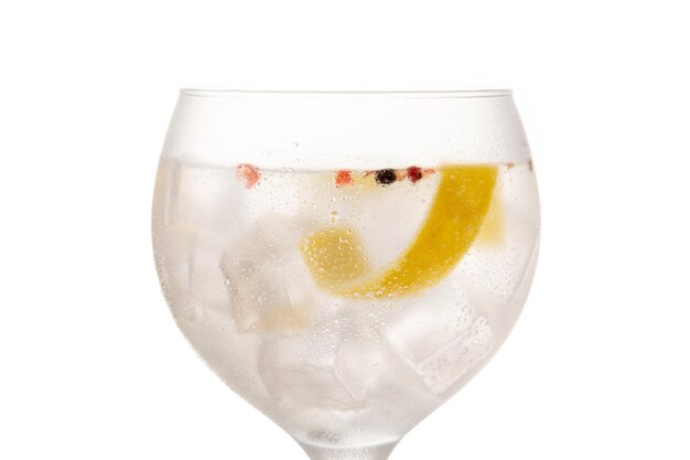 Cóctel clásico de gin tonic en un vaso aislado de fondo blanco