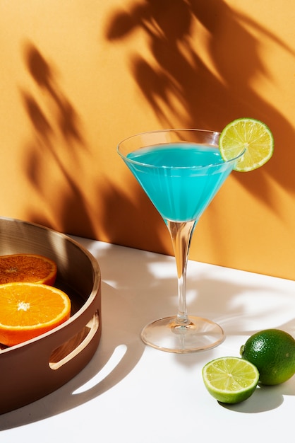 Foto gratuita cóctel daiquiri sabroso de alto ángulo con lima