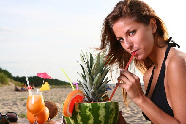 Cóctel fresco de verano con postre y sandía