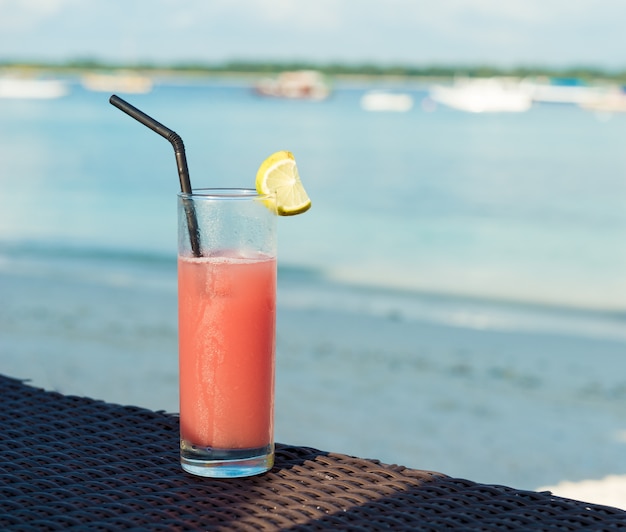 Cóctel de frutas en la playa