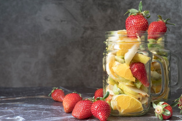 Cóctel de frutas saludable listo para ser servido