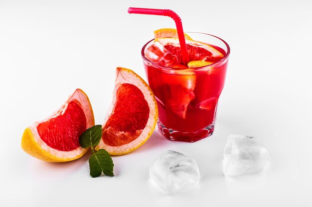 Cóctel ginebra y tónico de naranja sanguina servido con rodajas de naranja y hielo en un vaso