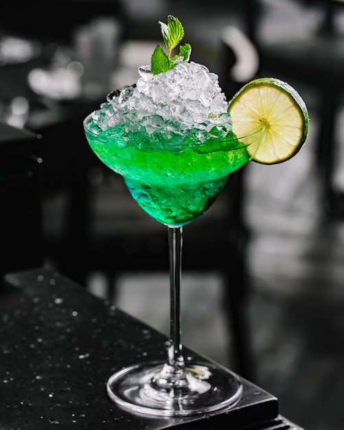 Cóctel hada verde tequila vodka licor ajenjo lima vista lateral