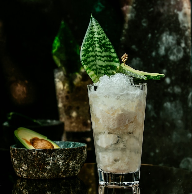 cóctel helado blanco sobre la mesa