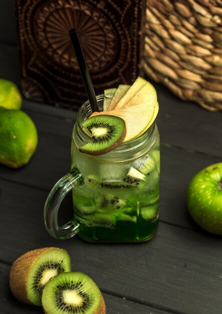 Cóctel de kiwi adornado con rodajas de kiwi y manzana