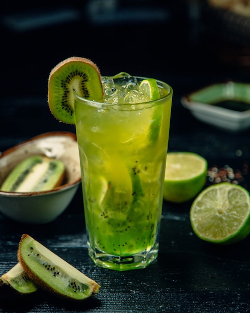 Foto gratuita cóctel de kiwi rojo con limón y cubitos de hielo.