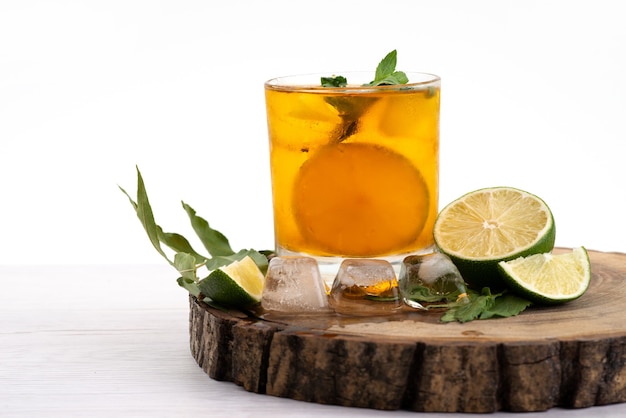 Un cóctel de limón de vista frontal con rodajas frescas enfriándose y refrescando en blanco, color de jugo de bebida de cóctel