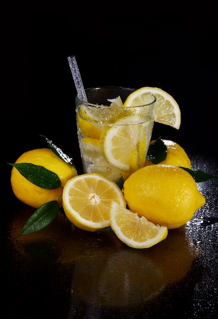 Cóctel con limones frescos