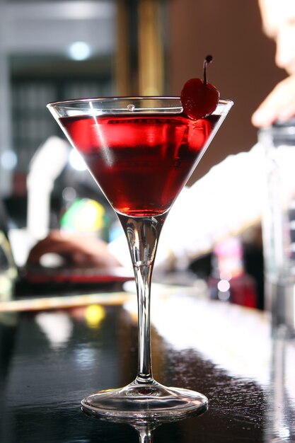 Cóctel de martini rosa en un bar