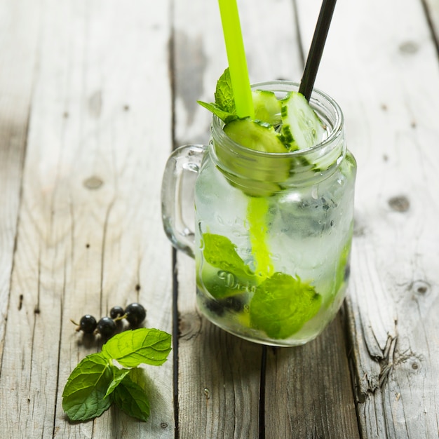 Cóctel con menta y limón en tarro de masón